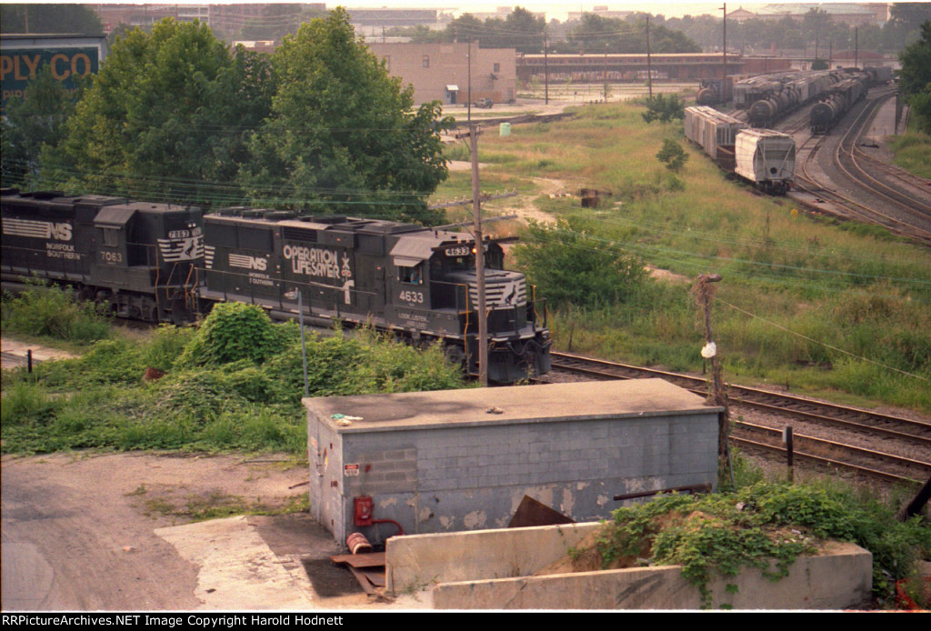 NS 4633 leads a train westbound at Boylan